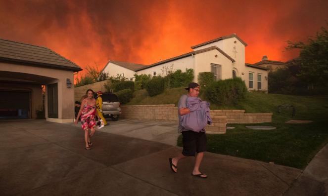 Vasti incendi in California, brucia la zona nord di Los Angeles