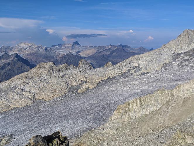 Vedretta del Nardis (gruppo Presanella 3558 m) e sullo sfondo i ghiacciai del Gruppo dell'Adamello 3554m, completamente privi di neve in forte sofferenza. Agosto 2022