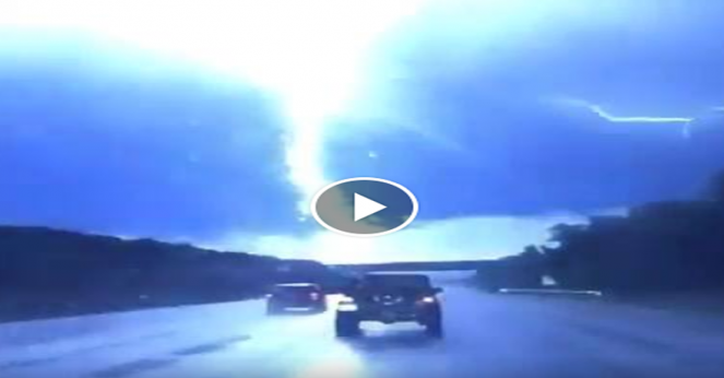 Video spettacolare, fulmine su autostrada