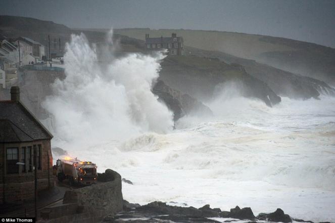 Violente mareggiate lungo le coste irlandesi e del Galles, gli effetti della tempesta Frank (fonte: Mike Thomas)