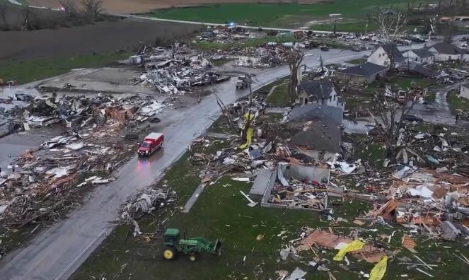 Cronaca meteo - Violenta scia di tornado tra Iowa e Nebraska. Interi centri urbani rasi al suolo e molti feriti. Foto e video