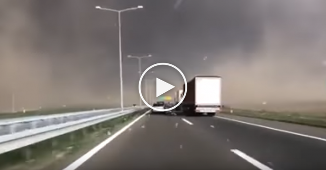 Violento temporale investe l'autostrada a Nord di Belgrado