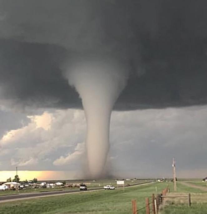 Violento tornado colpisce Laramie nel Wyoming, Stati Uniti foto tweet David Angell 