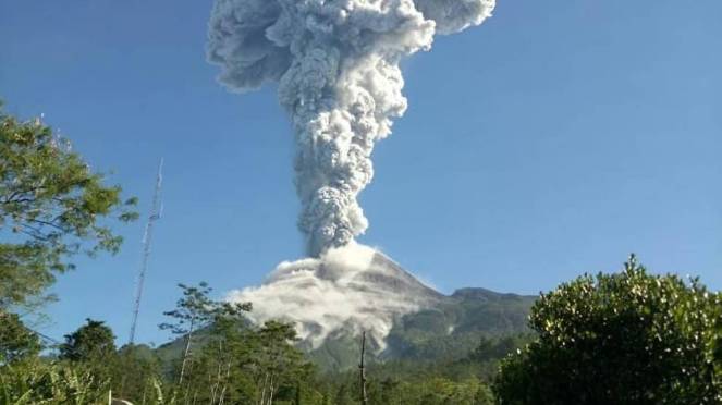 Vulcano Merapi torna in eruzione