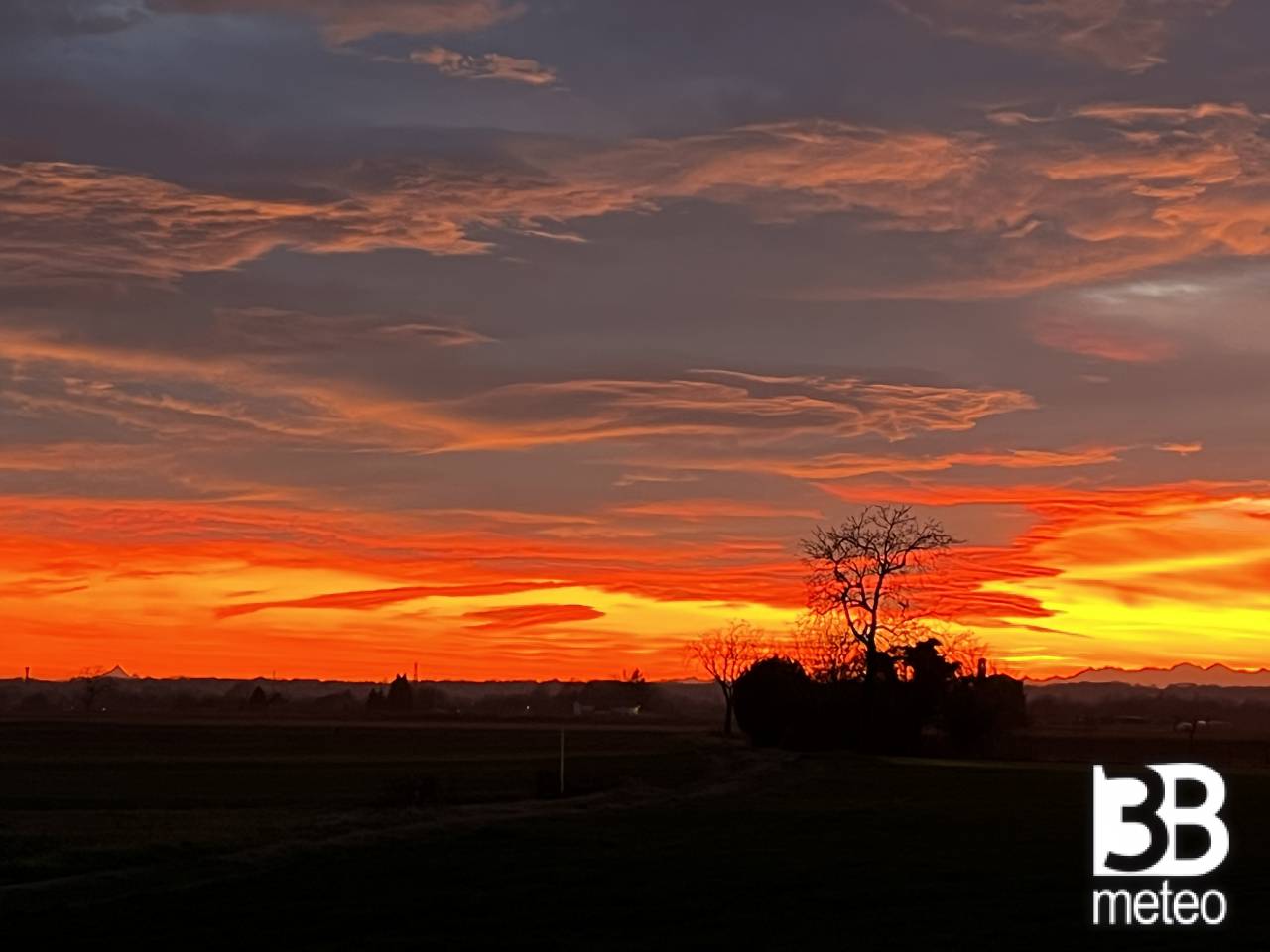 Foto Meteo Tramonto Infuocato In Quel Di Suno 3B Meteo foto-meteo-tramonto-infuocato-in-quel-di-suno-3b-meteo