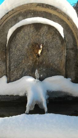 Fontana con neve