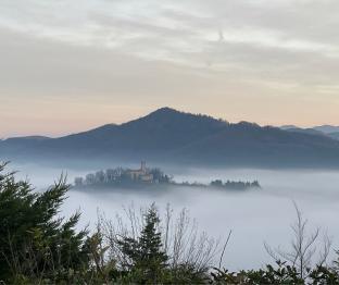 Castello di contignaco circondato dalla nebbia