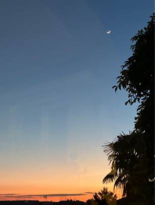 Spicchio di luna sul tramonto