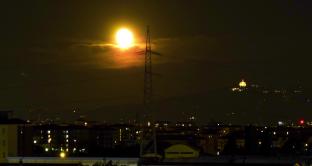 Luna gigante su Torino eds