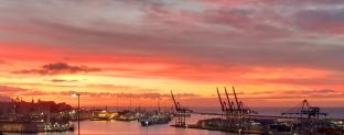 alba sul porto di Genova