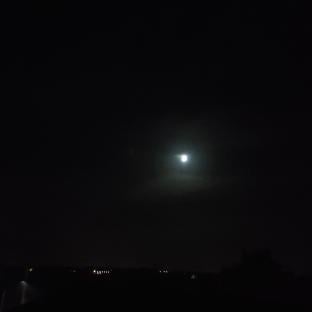 Tutto buio..... solo la luna con la sua luce....