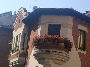 balconi fioriti in citta'