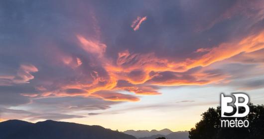 cre'puscule enflamme'