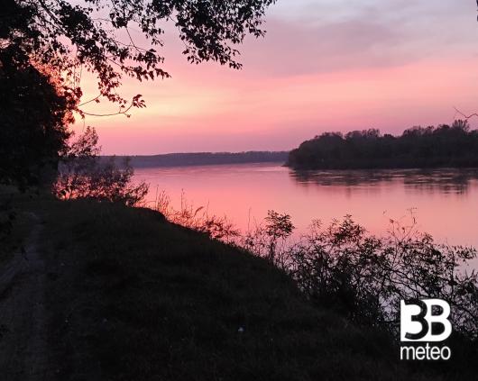 tramonto sul grande fiume.