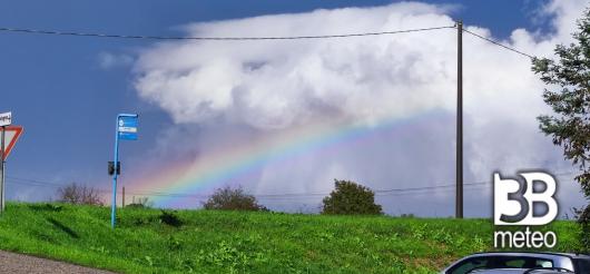 arcobaleno con lo sguardo del dio del vento..