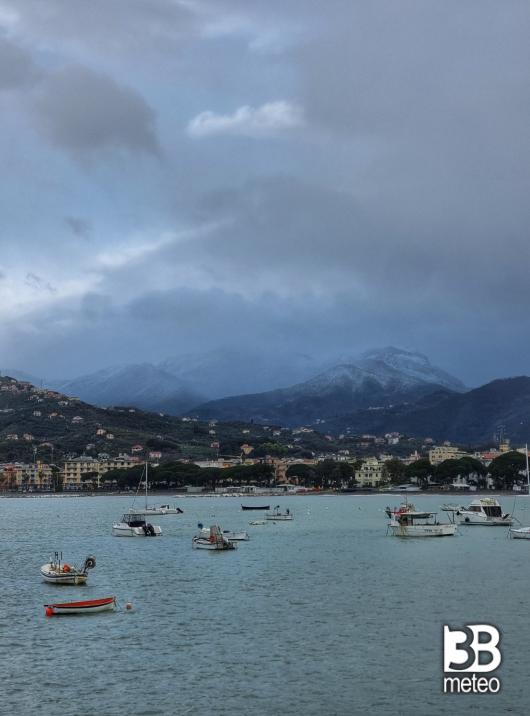 Porto di Sestri Levante e monti innevati