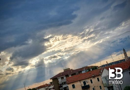 senti che fuori piove senti che bel rumore. bohhh. la mery