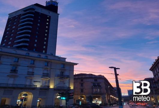 cielo rosso su piazza castello