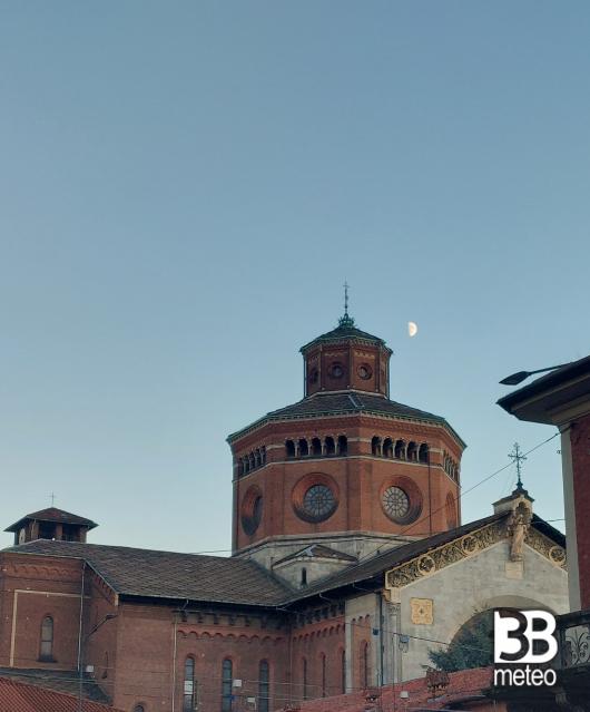 luna sulla chiesa della salute