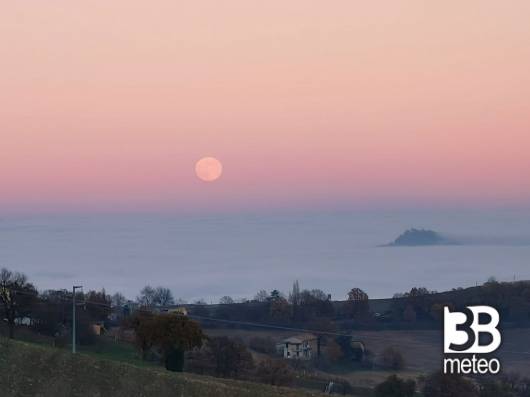 luna piena su un mare di nebbia 15 dicembre