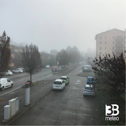 La nebbia nasconde il campanile di s . valeria