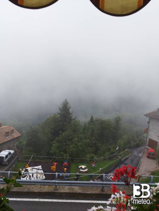 nebbia si abbatte su Paisco Loveno