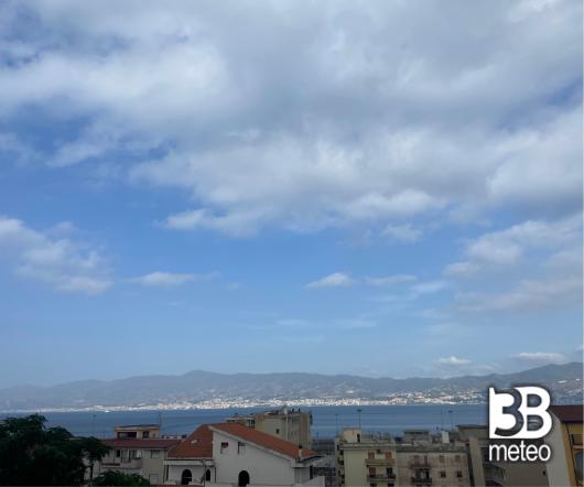 Stretto di messina visto da villa san giovanni