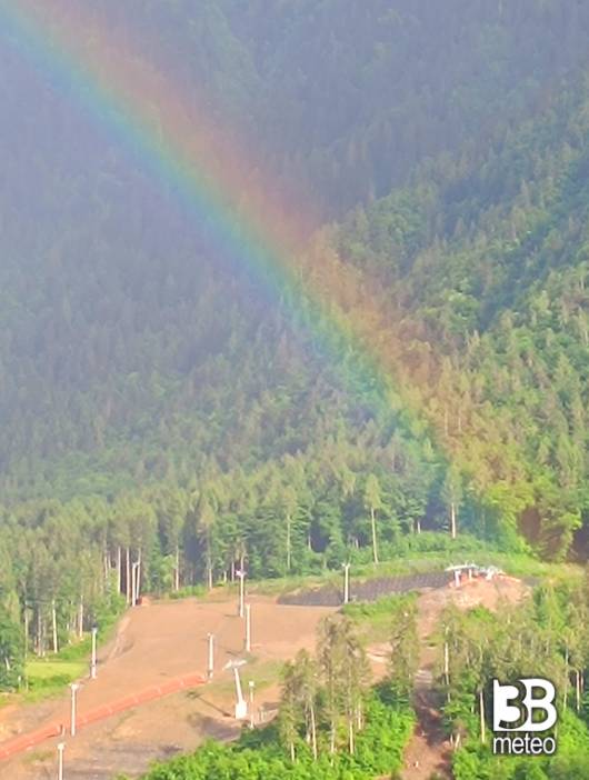 arcobaleno sulla pista di sci di bolbeno