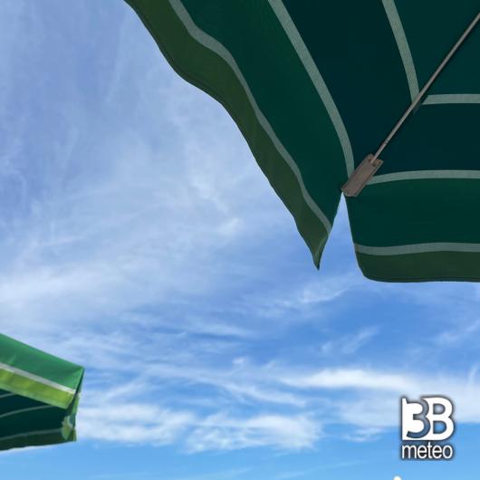 Mucillagine in mare caldo afoso solo leggera brezza in riva al mare