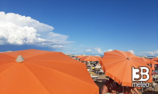 la spiaggia verso sera.