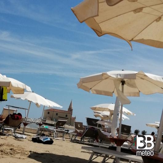 Caorle Spiaggia Levante. Sullo sfondo la Chiesetta dea Madonnina dell'Angelo