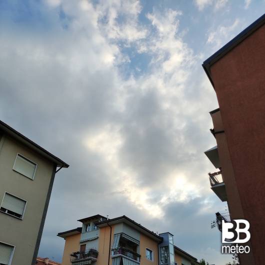 Un po' nuvolo un po' sereno. con un bel venticello