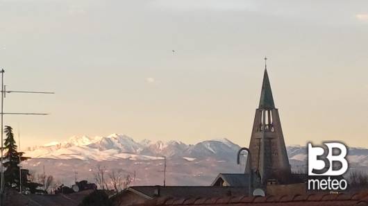 carega innevato al tramonto