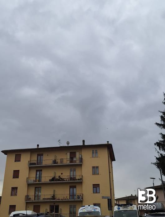 molto nuvoloso senza pioggia.