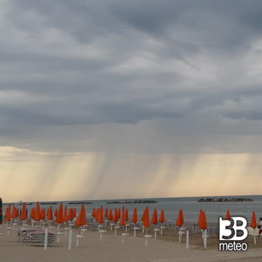 Temporale in mare a inizio estate