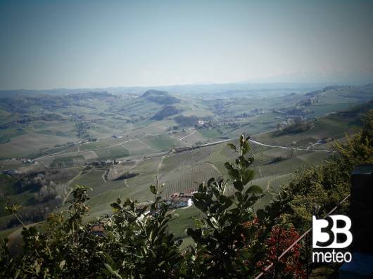 Le Langhe Barolo e le Alpi Marittime innevate viste dal belvedere di La Morra