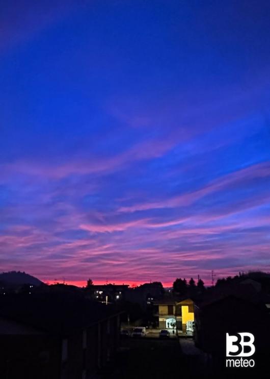 onde di colore al tramonto