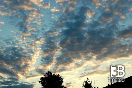 Il cielo stupendo al tramonto