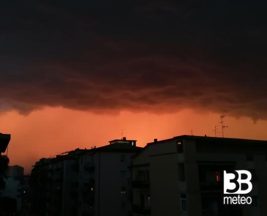 Tempesta in arrivo dal lago di garda
