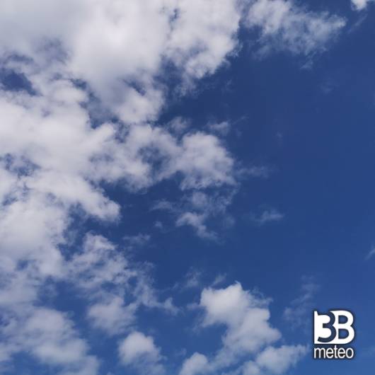 Cielo principalmente bello giornata molto ventilata non si prevedono pioggie