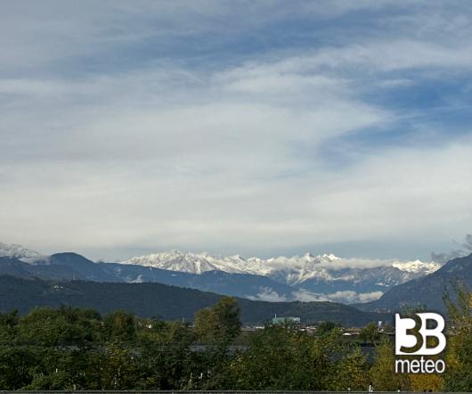 Tempo sereno a pineta di Laives e alpi zuccherate