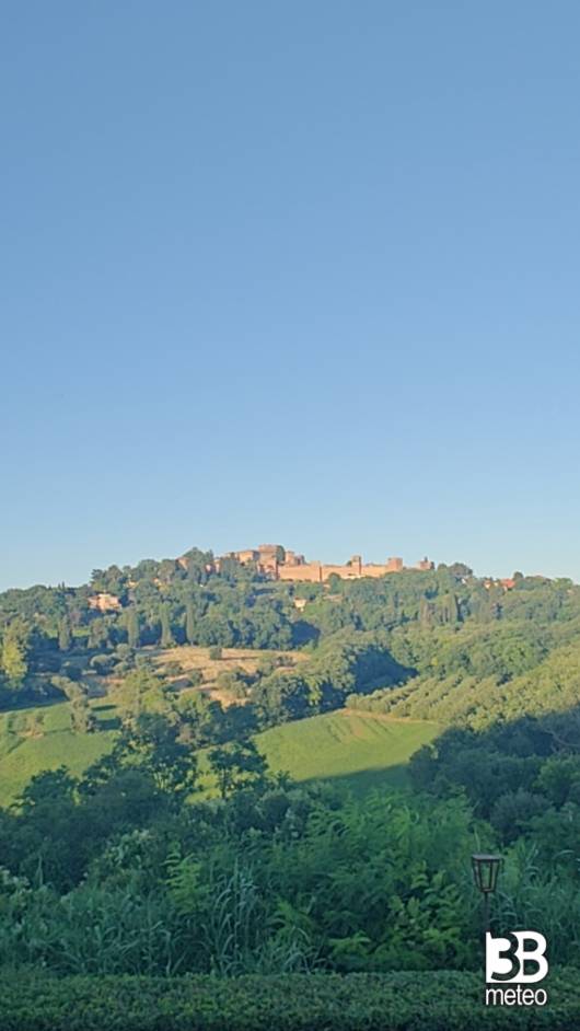 Il castello di Gradara dalla casaccia