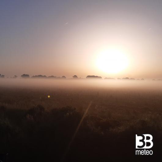 alba con nebbia
