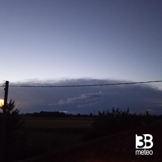 Nube nera con nuvola bianca al centro