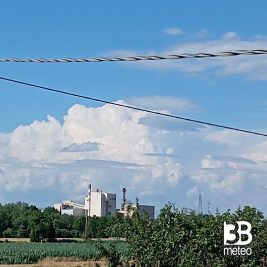 Forte vento e grossa nube