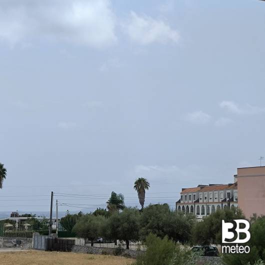 Poco nuvoloso 35 gradi