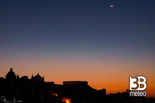 spicchio di luna calante all'aurora ph. francesco mondello