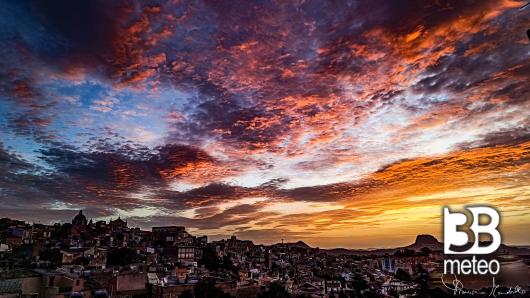 schizzi di nubi rosse prima del tramonto. foto francesco mondello.