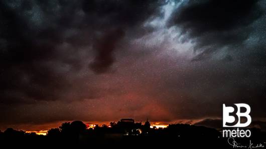 la luce del sole si riflette all'imbrunire sul cielo piovoso foto francesco mondello