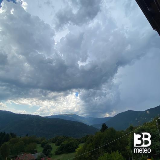 Arrivo temporale con grandinate a cima campo